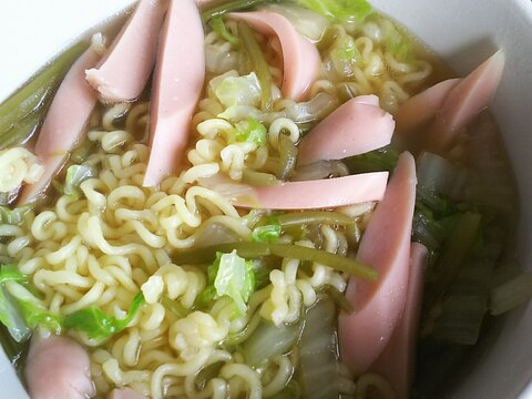 魚肉ソーセージとさつまいものツルと白菜のラーメン